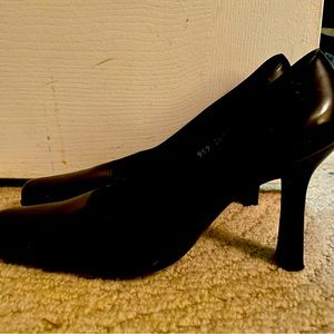 Giorgio Armani classic black pump 7.5